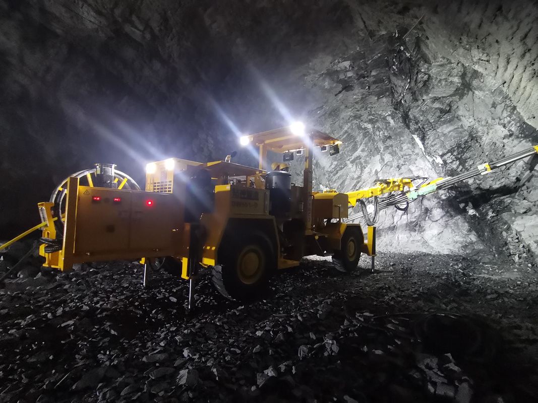 13500 kg Tunnel Rock Bolts Face Drilling Rig voor ondergrondse mijnontwikkeling in toepasselijk doorsnedegebied 6645mm*6060mm